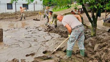 Prahova: Zeci de militari intervin în sprijinul cetățenilor din Bușteni afectați de viitura de duminică