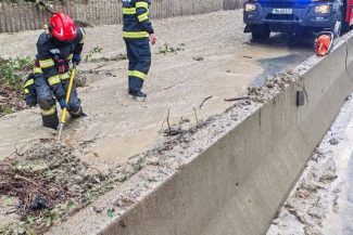 Prahova: Trafic restricționat pe DN 1, la Comarnic și Nistorești, din cauza apei de pe carosabil