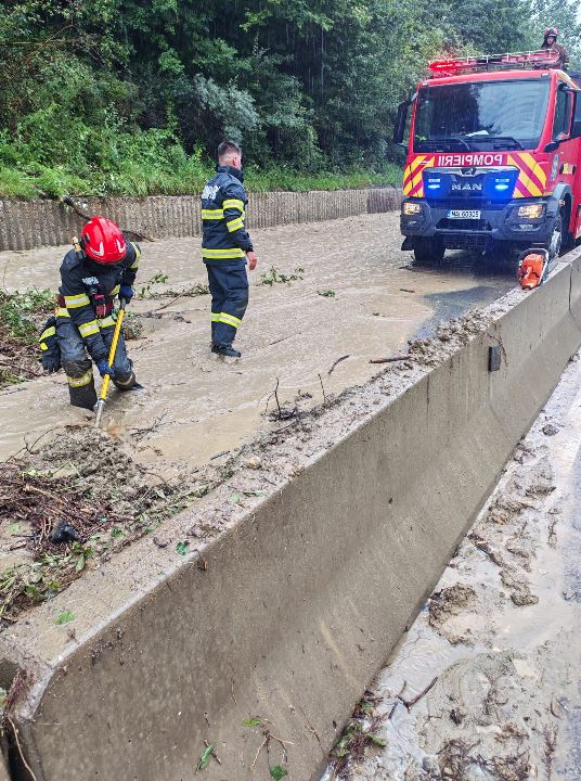 Prahova: Trafic restricționat pe DN 1, la Comarnic și Nistorești, din cauza apei de pe carosabil