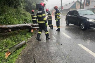Prahova: IGSU a dispus suplimentarea forțelor care intervin la Bușteni după viitura de duminică