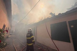 Sibiu: Incendiu la trei clădiri din Piața Aurarilor din centrul istoric; o femeie intoxicată cu fum