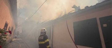 Sibiu: Incendiu la trei clădiri din Piața Aurarilor din centrul istoric; o femeie intoxicată cu fum