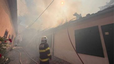 Sibiu: Incendiu la trei clădiri din Piața Aurarilor din centrul istoric; o femeie intoxicată cu fum