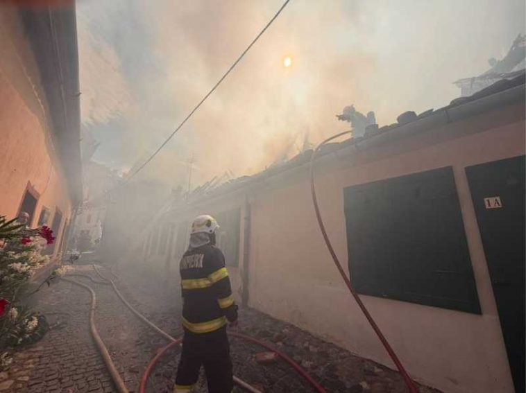 Sibiu: Incendiu la trei clădiri din Piața Aurarilor din centrul istoric; o femeie intoxicată cu fum
