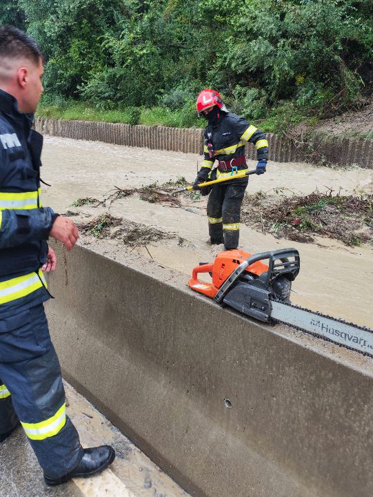 DSU: Trafic blocat pe DN 1, la Breaza, din cauza aluviunilor; un versant s-a prăbușit la Cornu