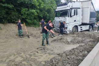 Prahova: Trafic reluat pe câte o bandă pe sens pe DN 1, în zona Breaza, unde drumul a fost blocat de aluviuni