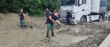 Prahova: Trafic reluat pe câte o bandă pe sens pe DN 1, în zona Breaza, unde drumul a fost blocat de aluviuni