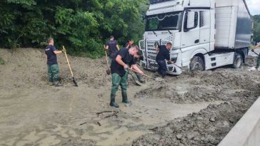 Prahova: Trafic reluat pe câte o bandă pe sens pe DN 1, în zona Breaza, unde drumul a fost blocat de aluviuni