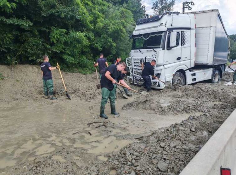 Prahova: Trafic reluat pe câte o bandă pe sens pe DN 1, în zona Breaza, unde drumul a fost blocat de aluviuni