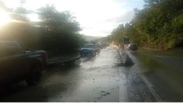 VIDEO Prahova: Traficul rutier pe DN 1 a fost reluat pe ambele sensuri în zona blocată de aluviuni dintre Comarnic și Breaza