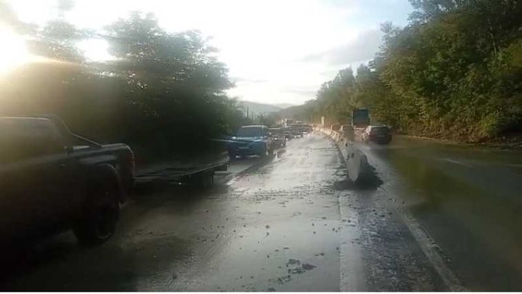 VIDEO Prahova: Traficul rutier pe DN 1 a fost reluat pe ambele sensuri în zona blocată de aluviuni dintre Comarnic și Breaza