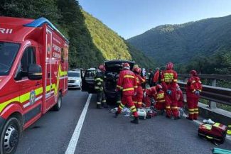 Sibiu: Bolovan căzut peste un autoturism pe DN 7; un bărbat este resuscitat; trafic blocat