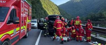 Sibiu: Bolovan căzut peste un autoturism pe DN 7; un bărbat este resuscitat; trafic blocat