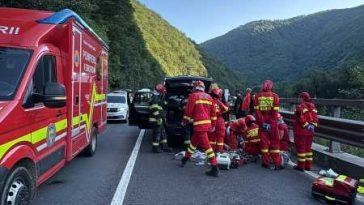 Sibiu: Bolovan căzut peste un autoturism pe DN 7; un bărbat este resuscitat; trafic blocat