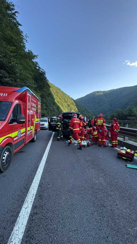 Sibiu: Bolovan căzut peste un autoturism pe DN 7; un bărbat este resuscitat; trafic blocat