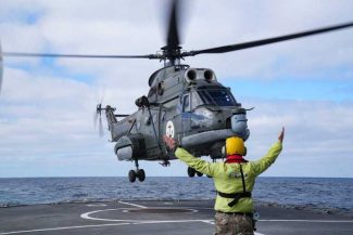 VIDEO Incendiu petrolier/Constanța: MApN, pregătit cu un elicopter și două nave militare să sprijine instituțiile abilitate în gestionarea…
