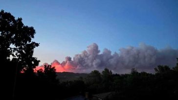 VIDEO Franța: Un incendiu în sud-est înaintează cu ‘o viteză foarte mare’, 1.700 de hectare au fost afectate
