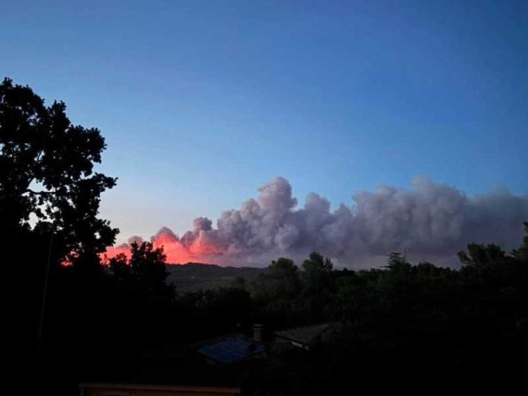 VIDEO Franța: Un incendiu în sud-est înaintează cu ‘o viteză foarte mare’, 1.700 de hectare au fost afectate