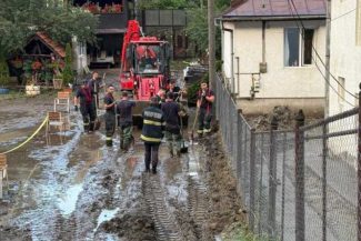VIDEO Prahova: Inundații în mai multe localități; Cod roșu și pe afluenții râului Provița