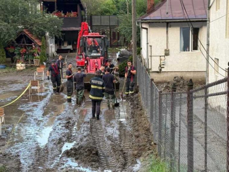 VIDEO Prahova: Inundații în mai multe localități; Cod roșu și pe afluenții râului Provița