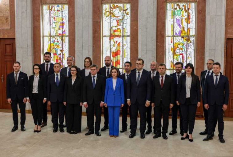 Guvernul condus de premierul Vasile Tofan a depus jurământul de învestire