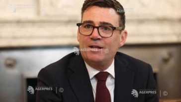Noul premier britanic promite ieftinirea biletelor de autobuz