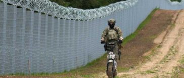Militarii letoni resping cu gaze lacrimogene migranții care încearcă să treacă frontiera din Belarus