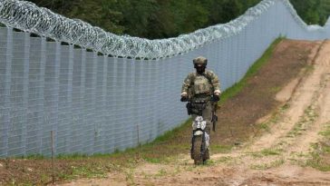 Militarii letoni resping cu gaze lacrimogene migranții care încearcă să treacă frontiera din Belarus