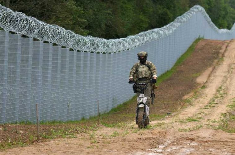 Militarii letoni resping cu gaze lacrimogene migranții care încearcă să treacă frontiera din Belarus