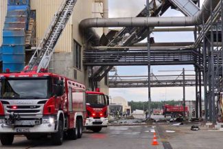 Brașov: Peste 100 de pompieri și 27 de mijloace de intervenție au fost mobilizate la incendiul de la o fabrică de prelucrare a lemnului