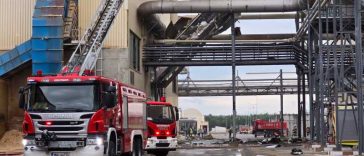 Brașov: Peste 100 de pompieri și 27 de mijloace de intervenție au fost mobilizate la incendiul de la o fabrică de prelucrare a lemnului