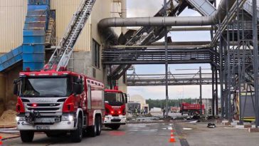 Brașov: Peste 100 de pompieri și 27 de mijloace de intervenție au fost mobilizate la incendiul de la o fabrică de prelucrare a lemnului