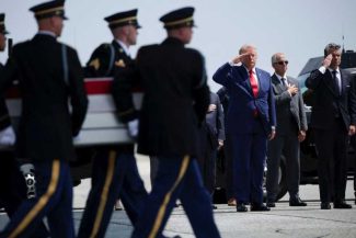 Președintele Trump a participat la ceremonia de repatriere a patru militari americani căzuți în războiul cu Iranul