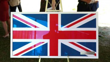 Marea Britanie își retrage temporar personalul diplomatic din Iran, în timp ce atacurile aeriene continuă