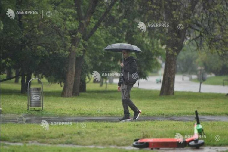 Vreme instabilă, cu averse torențiale și intensificări ale vântului în București, până vineri seara (meteorologi)