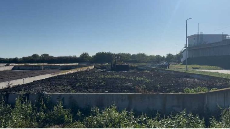 Arad: Mii de tone de nămol de la stația de epurare, donat pentru fertilizarea terenurilor agricole