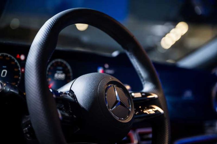 Mercedes-Benz s-ar putea confrunta cu interzicerea vânzării vehiculelor sale în SUA