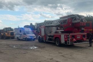 Vrancea: Tânăr de 21 de ani, blocat la circa 5 metri adâncime după surparea unui mal de pământ, la Adjud