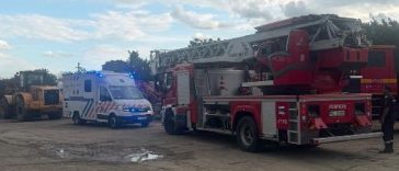 Vrancea: Tânăr de 21 de ani, blocat la circa 5 metri adâncime după surparea unui mal de pământ, la Adjud