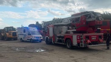 Vrancea: Tânăr de 21 de ani, blocat la circa 5 metri adâncime după surparea unui mal de pământ, la Adjud