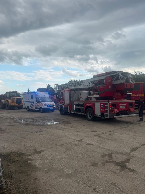 Vrancea: Tânăr de 21 de ani, blocat la circa 5 metri adâncime după surparea unui mal de pământ, la Adjud