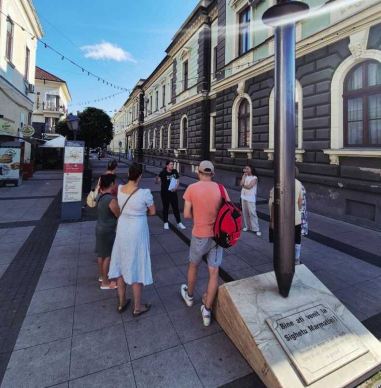 Maramureș: Tur ghidat pentru cunoașterea clădirilor din Sighetu Marmației, inițiat de o profesoară de geografie