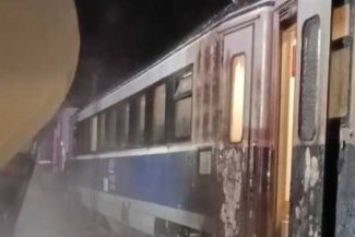 Trenul IR 1952 Suceava-Constanța a intrat în coliziune cu un autocamion, între Săcueni Roman și Galbeni; autocamionul a luat foc