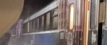 Trenul IR 1952 Suceava-Constanța a intrat în coliziune cu un autocamion, între Săcueni Roman și Galbeni; autocamionul a luat foc