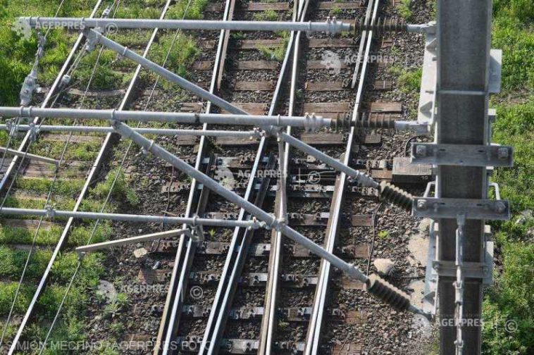 Linia de contact pe firul II Săcueni Roman-Galbeni, repusă sub tensiune; trenul implicat în accident, garat în stația CF Galbeni