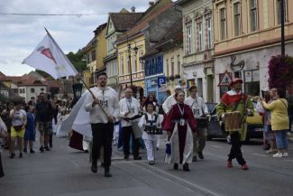 REPORTAJ/Mureș: Locuitorii Sighișoarei au îmbrăcat straiele medievale și animă voluntar cetatea, depășind prejudecățile