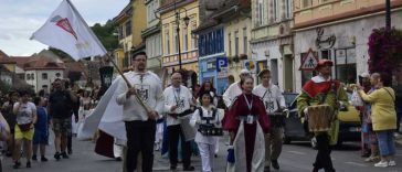 REPORTAJ/Mureș: Locuitorii Sighișoarei au îmbrăcat straiele medievale și animă voluntar cetatea, depășind prejudecățile