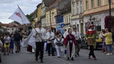 REPORTAJ/Mureș: Locuitorii Sighișoarei au îmbrăcat straiele medievale și animă voluntar cetatea, depășind prejudecățile