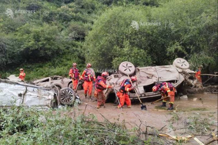 China: 10 morți și 23 de răniți după ce o viitură a lovit o zonă turistică din nord-vestul țării