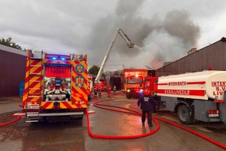 Bistrița-Năsăud: Incendiu în incinta unei fabrici de prelucrare a lemnului, din Susenii Bârgăului (GALERIE FOTO)